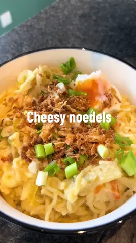 Cheesy noedels Ideaal voor studenten, alles in 1 pan, 1 portie en super budgetvriendelijk dankzij de laagste prijzen van @colruyt :)) Ingrediënten (1 portie): - 250 g chinamix boni - 1 pakje instant ramen - 250 mL water - 2 eitjes - 2 plakjes cheddar boni - 1 tl mayonaise  Toppings: - lente ui, gedroogde uitjes, sriracha… #comfortfood #recept #student #foryou #EasyRecipe 