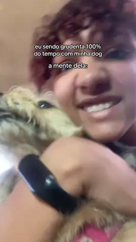 ela olhando pra câmera pedindo helpkkkkkkk