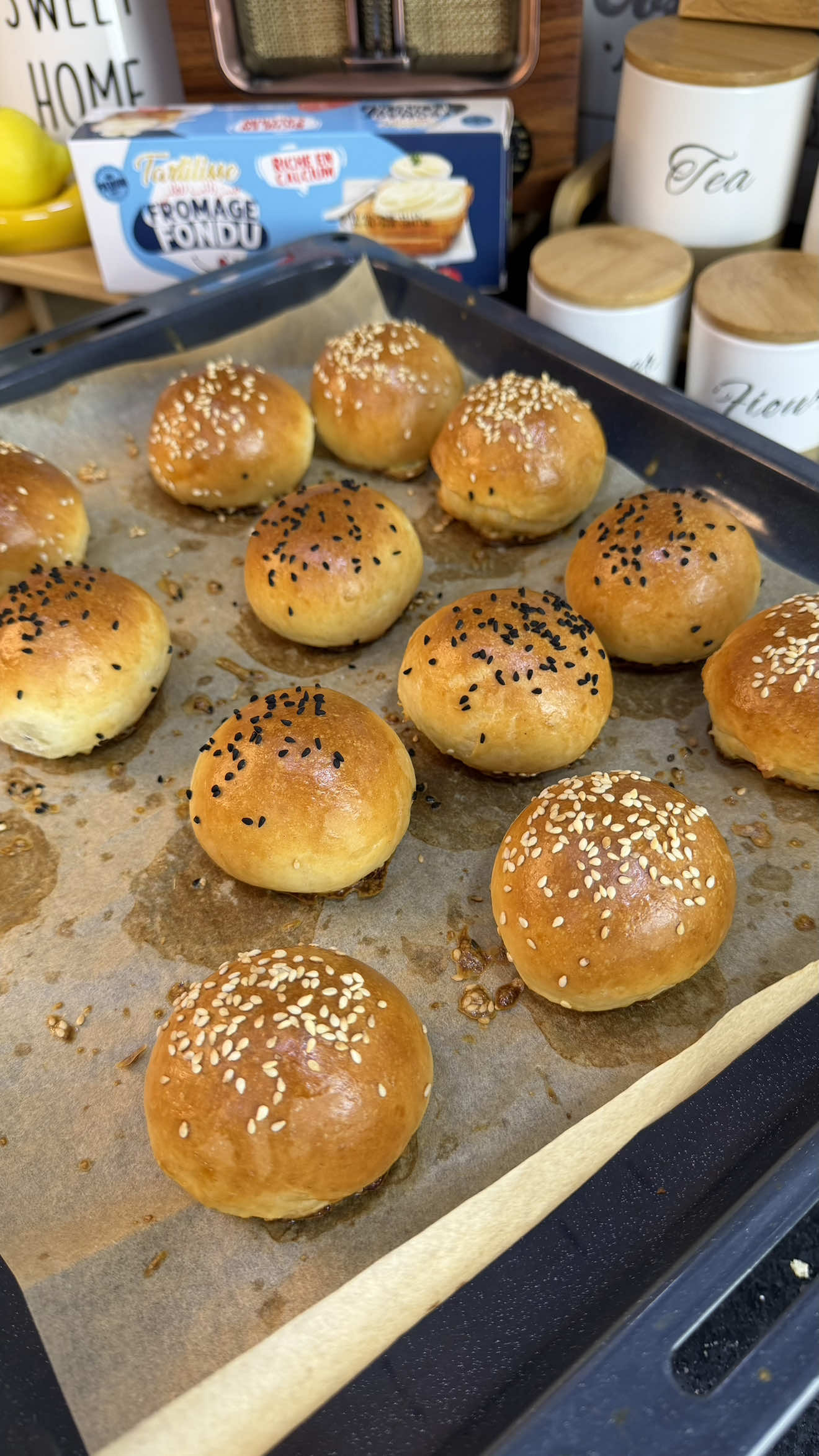 فكرة تقديم مملحات بطريقة جديدة لطاولة رمضان حتى للعرضات والمناسبات مع طريقة تحضير عجينة البرغر سهلة ويجو خفاف روعة#وصفات_شاف_صلاح_الباتني 