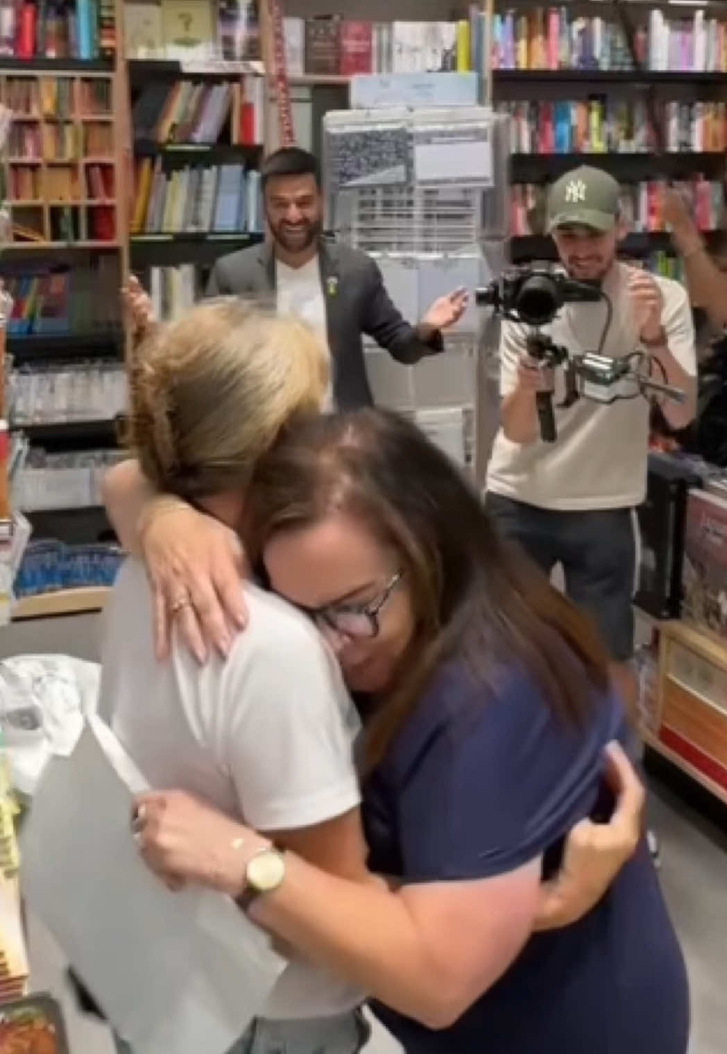 מאחורי הקלעים ״לא נורמאלי״ עם שחר ליבנה! ✨ מה הקטע שהכי אהבתם ועם מי? #לאנורמאלי #שחרליבנה @azrieli_daily 