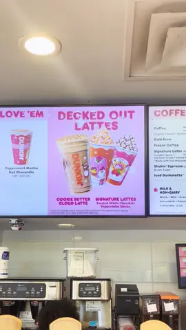 Dunkin’ just dropped their Holiday Menu and the Wicked For Good Menu and they did not come to play. I had to try the Cookie Butter Cloud Latte (YES it’s topped with cookie butter cold foam + cookie crumble 😍) and the new MUNCHKINS Tin covered in festive sprinkles. So cute for gifting, kids, car snacks — everything. Menu Highlights: • Cookie Butter Cloud Latte • Peppermint Mocha & Toasted White Chocolate Lattes • Berry Sangria Refresher • Bacon Jam Grilled Cheese + Breakfast Sandwich • Wicked Pink Refresher & Wicked Green Matcha • Holiday MUNCHKINS + Sprinkle Donut Takeover #dunkin #dunkindonuts #dunkinlover #cookiebutterlatte #holidaydrinks 