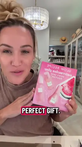 tap 🧡 orange cart to shop + follow @tiffanyallison7 for more beauty faves 🍉✨ the Glow Recipe Watermelon Glow Dewy Skin Routine Holiday Kit is such a dream set — everything you need for that glazed, glowing skin moment 💖 includes their bestselling cleanser, toner, serum & moisturizer in the cutest pink packaging 🎀 perfect for gifting (or keeping for yourself 😉) @Glow Recipe  #glowrecipe #dewyskin #TikTokShopBlackFriday #TikTokShopSparkCreator #tiktokshopcreatorpicks 