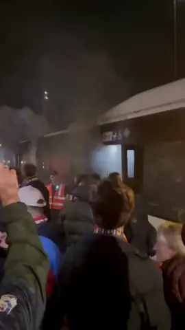 🚨Uno de los autobuses que debía llevar a los aficionados se incendia 📹Nil Jaimejuan