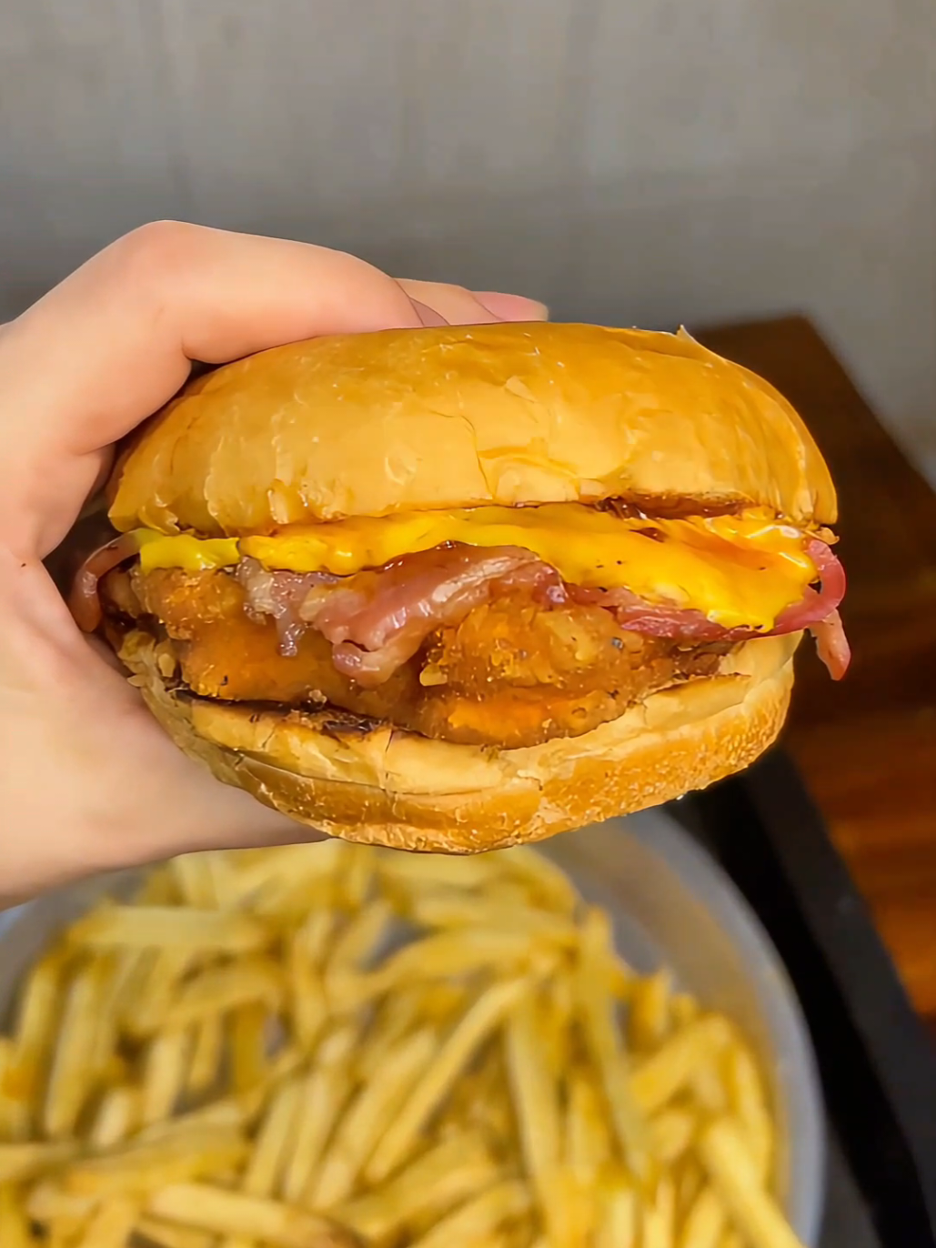 En Cheddy's Burgers sólo nos preocupa tu salud! 🍔💥 Pedite una hamburguesita de Viernes a Domingo de 19:00 a 00:00 hrs., hacemos envíos por Longchamps y Glew 🛵 Hay muchas superpromos que te están esperando! #cheddysburgers #cheddys #delivery #zonasur #fastfood 