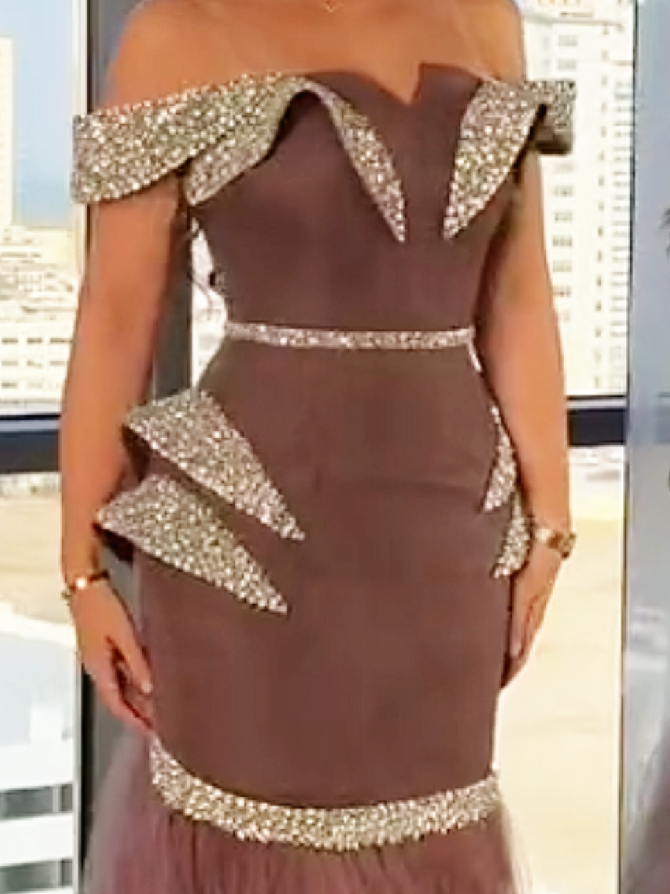 لـلـطلب أو ألاستفسـار يـرجى ألـتواصـل وأتسـاب [ 0534926997 ] أو عـبر ألـرابط ألـمـوجـود ع صفحتنـا مبـاشره ✓#فساتين 