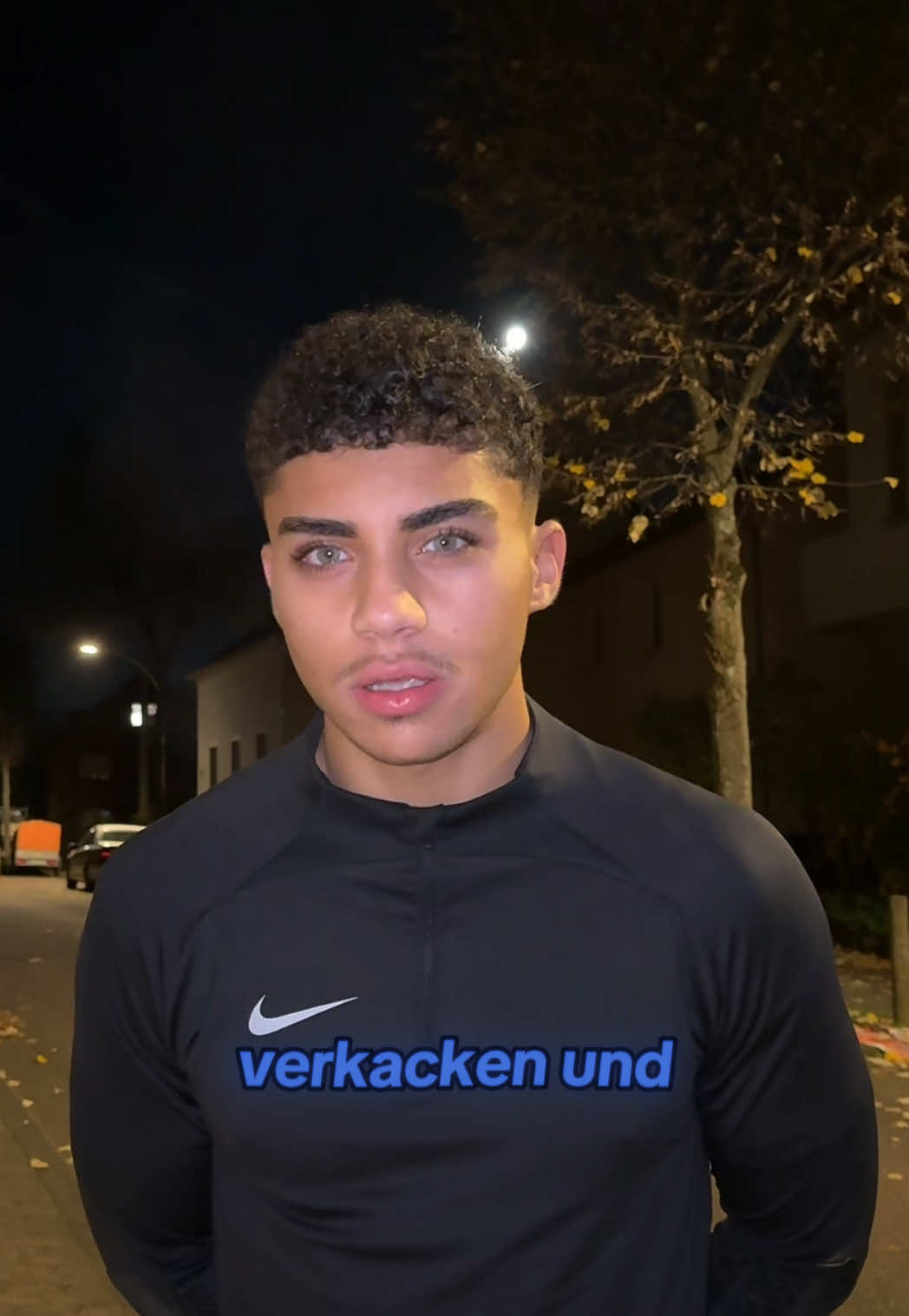 Ist dir mal aufgefallen, wenn du bei Google Maps eine Ausfahrt verpasst, dann schreit Maps dich nicht an? Es sagt nicht: “Du Vollidiot, du Versager!” Es berechnet einfach neu… und zeigt dir einen anderen Weg. Und genau so ist das Leben. Du wirst falsch abbiegen. Du wirst verkacken. Und manchmal dauert’s viel länger als du denkst. Aber das heißt nicht, dass du gescheitert bist. Das heißt nur: du musst zurück… und nochmal probieren. Also hör auf jede Kleinigkeit zu überdenken. Und der einzige Weg wie du nie an denn Ziel ankommst, ist wenn du nie losfährst #motivation #zitate #viral #fyp #mindsetmotivation 