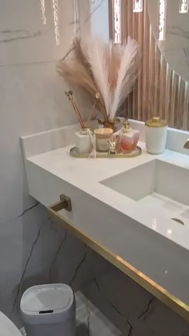 Suporte de papel super prático e moderno! 🧻✨ Ideal pra deixar seu banheiro ou lavabo mais organizado e com um toque de elegância. Combina com qualquer decoração e facilita no dia a dia. 💫 #banheiroorganizado #decoracaobanheiro #suportedepapel #decoracaodeinteriores #casadecorada 