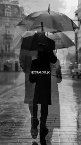 أسمعُ صدى صوتِك في الرّياح، وعطرَك في الأجواء، كأنّ الأرضَ ما زالت تحفظُ سرَّ خُطاك، وكأنّ الوقتَ لم يجرؤ بعدُ على نسيانِك. #doyoumissmetoo #raselhits #nostalgia #viralvideo #foryou @RASELHITS 