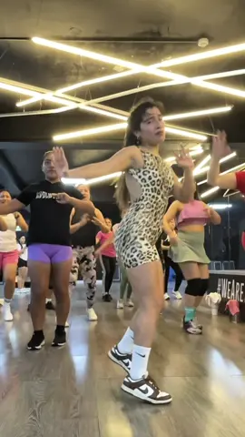 Dime cantinero tú sabes de penas! Bailando este temazo de @Son Del Duke en @Platinum Life Chorrillos . Los espero todos los martes 7:30 pm para seguir armando la fiesta. #Cumbia #cumbiaperuana #sondelduke #atravesdelvaso 