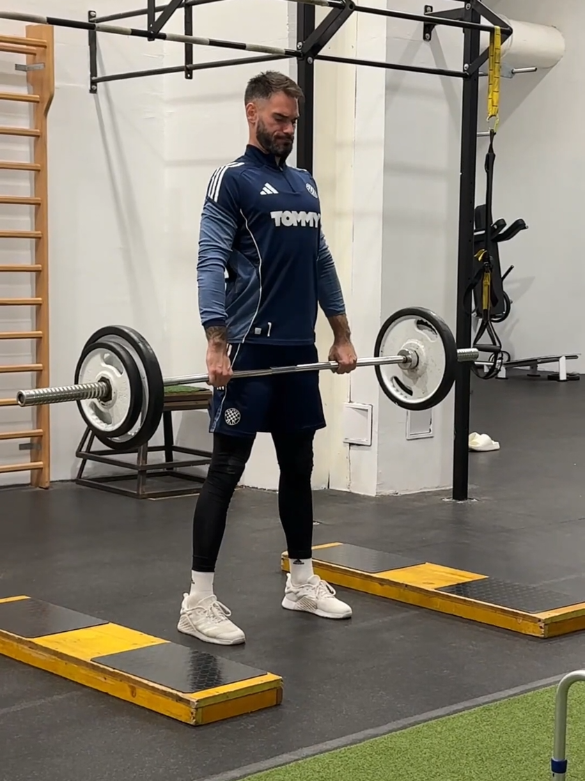 #Bijeli u punom pogonu! 🔴🔵 Dobar ritam, dobra energija ➡️ Osijek u fokusu. 💪 #gym #training #hajduk 