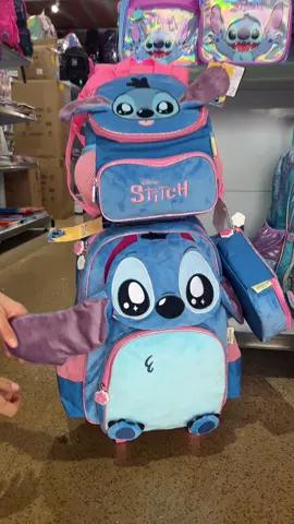 Um kit tão fofinho que dá vontade de abraçar! 🥰 Mochila, lancheira e estojo do Stitch e Angel — puro encanto! 🩷 . #stitch #mochila #mochilaescolar #angel #papelaria  