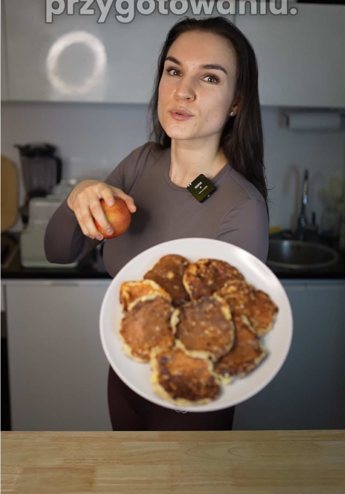 Odchudzające placki z cynamonem i jabłkiem 🍎 Cały talerz dostarcza: 467 kcal | 39g białka | 12g tłuszczów | 62g węglowodanów  Składniki: -125g twarogu chudego -60g mleka 0,5% -50g mąki orkiszowej jasnej -4g proszku do pieczenia -1 jajko rozm. M -100g jabłka -szczypta cynamonu  -1 łyżka erytrytolu Twaróg, jajko i erytrytol rozgnieć w misce. Następnie dodaj wymieszaną mąkę z proszkiem do pieczenia i wlej mleko.  Wszystko wymieszaj.  Na koniec wrzuć pokrojone w kostkę jabłko, cynamon i dokładnie wymieszaj składniki, aby wszystko dobrze się połączyło. Masa gotowa!  Na patelni rozgrzej oliwę. Smaż z dwóch stron około 2 minuty. #przepisy #jedzenie #fitprzepisy #odchudzanie #zdrowie    