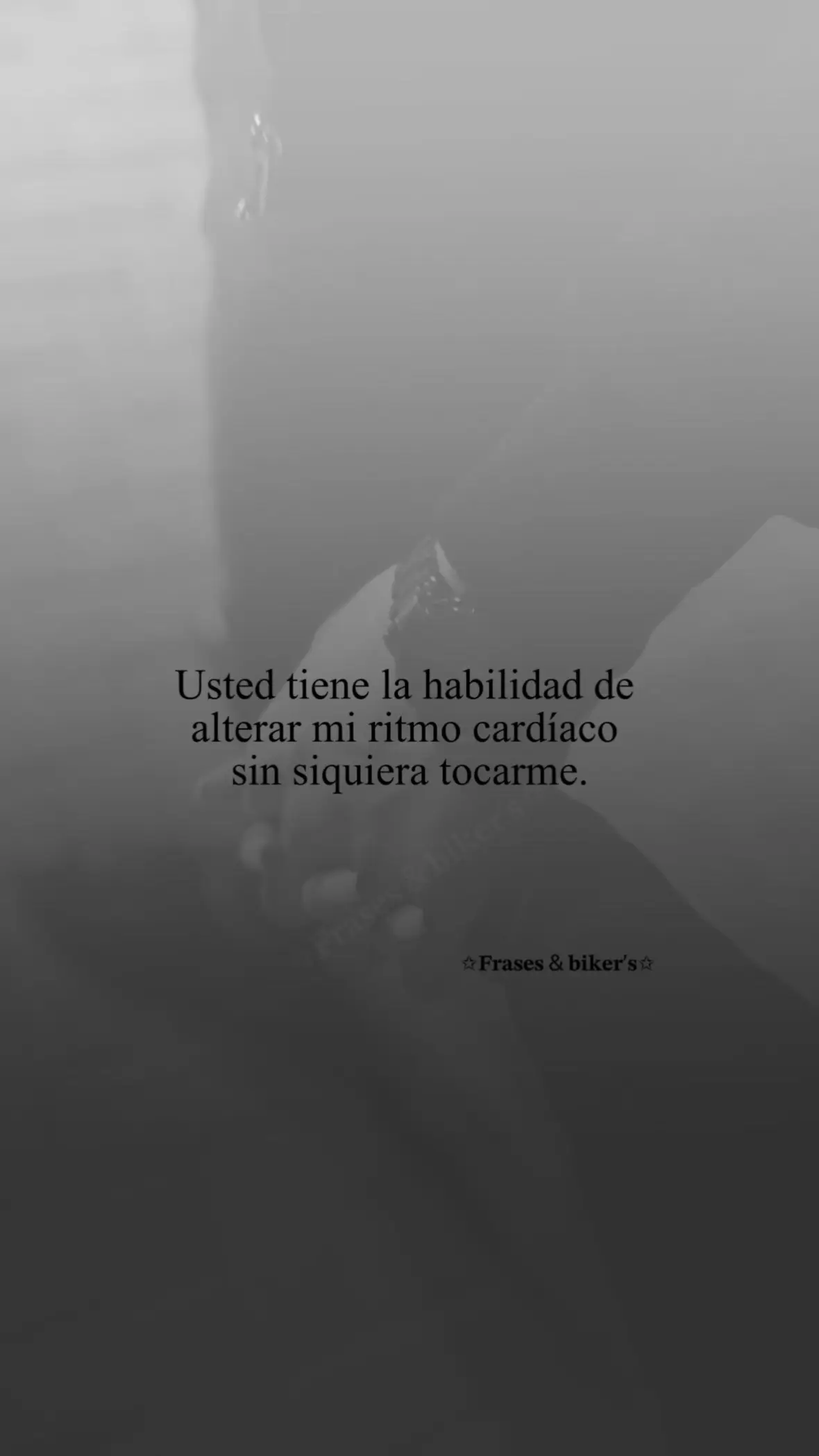 No necesita abrazarme ni rozarme la piel, su sola presencia es suficiente para desordenar mi corazón. #frase #amor #poema #foryoupage❤️❤️ #fyp❤️ 