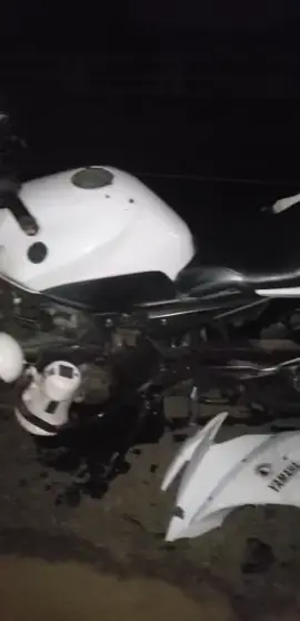 வாகனம் ஒன்றை துரத்திச் சென்ற போது விபத்துக்குள்ளான போக்குவரத்துப் பொலிஸாரின் மோட்டார்சைக்கிள் - புத்தளத்தில்  சம்பவம் #கல்பிட்டி - #பாலாவி பிரதான வீதியில் பாலாவி பாலத்திற்கு அருகில் போக்குவரத்து பொலிஸாரின் மோட்டார் சைக்கிள் விபத்து. வாகனம் ஒன்றை துரத்தி சென்ற வேளையில் குறித்த விபத்து இடம்பெற்றதாக தகவல். விபத்தில் சிக்கிய போக்குவரத்து பொலிஸ் உத்தியோகத்தர் ஒருவர் ஆபத்தான நிலையில் புத்தளம் வைத்தியசாலையில் அனுமதி. மேலதிக விசாரணைகளை புத்தளம் போலீசார் மேற்கொண்டு வருகின்றமை குறிப்பிடத்தக்கது.