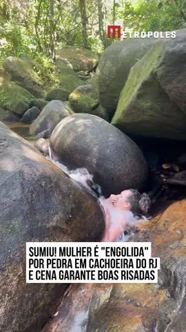 🌊👀🤭 A pedra que engole! O vídeo foi gravado em Trindade, no Rio de Janeiro, em um dos pontos turísticos mais curiosos da região: a cachoeira conhecida como Pedra que Engole. No registro, uma mulher se aventura passando por dentro da pedra e reaparece do outro lado do rio, arrancando gritos e risadas de quem acompanha. A passagem é estreita e escura, mas faz sucesso entre os visitantes que buscam emoção e boas histórias pra contar. Um daqueles lugares únicos que só o Brasil tem — e que rendem vídeos pra lá de impressionantes! #entretênews 📹 lucianaclaudino_(ig)  | @myhoodbr