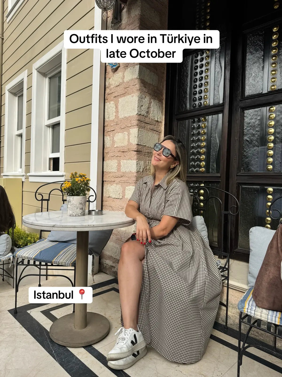 Estoy haciendo este post porque cuando estaba organizando mi maleta no encontré mucha información útil. El clima en Turquía en esta época es delicioso: no hace tanto frío ni tanto calor, pero siempre lleva un suéter por si llueve o corre viento. 👉 Estambul estaba más calientito que Ankara, donde sí se sentía más la brisa. Para visitar los sitios turísticos, unos buenos tenis cómodos son indispensables, ya que en muchos lugares el piso es rústico y puede ser complicado con otros tipos de zapatos. Hay restaurantes para todo tipo de ocasiones, desde los más casuales hasta muy elegantes. Yo llevé unas sandalias versátiles que combinaron con todos mis outfits, y me salvaron más de una vez! 👡✨