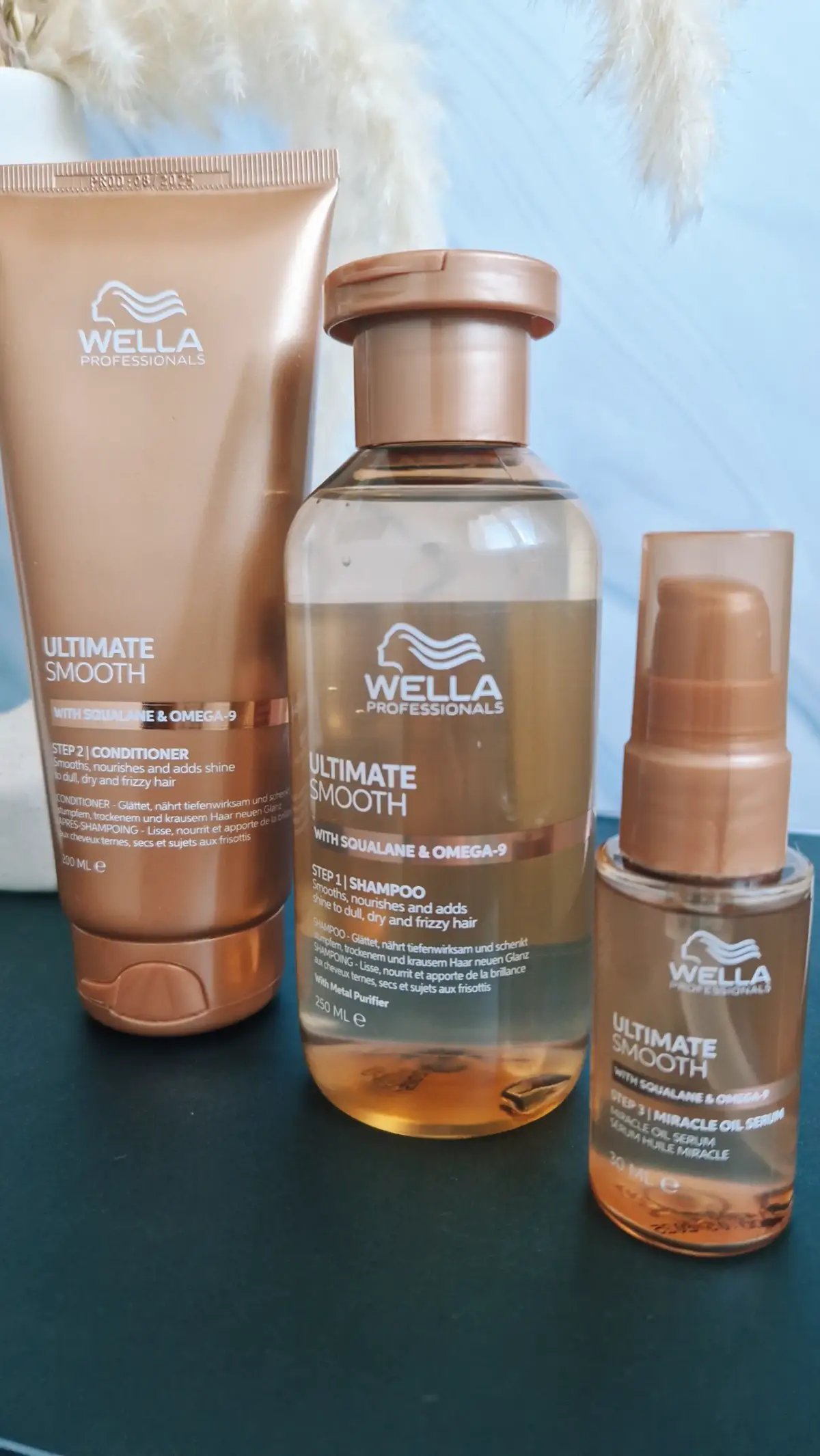 Je suis absolument sous le charme de la nouvelle gamme Ultimate Smooth de Wella Professionals ! 🧡 Si vous recherchez des cheveux incroyablement lisses, nourris et brillants, c’est LA routine qu’il vous faut. Cette gamme est formulée avec deux ingrédients stars : le Squalane et l’Oméga-9, pour une transformation capillaire visible dès la première utilisation. Voici les trois étapes magiques de ma routine : 💧 Step 1 | Ultimate Smooth Shampoo Il nettoie en douceur, sans alourdir, et prépare les cheveux à recevoir les soins. Sa formule élimine les impuretés pour des cheveux légers et pleins de vitalité. 💆‍♀️ Step 2 | Ultimate Smooth Conditioner L’étape indispensable pour un démêlage facile et une nutrition en profondeur. Il lisse la fibre capillaire et apporte cette brillance miroir que l’on adore ! ✨ 💎 Step 3 | Ultimate Smooth Miracle Oil Serum Mon coup de cœur ! Quelques gouttes de ce sérum suffisent pour sceller l’hydratation, contrôler les frisottis et booster la brillance. Un fini professionnel garanti ! 👉 Le résultat ? Des cheveux visiblement plus lisses, doux au toucher et une brillance spectaculaire. Fini les frisottis, bonjour la chevelure de rêve ! 🌸 Avez-vous déjà testé cette routine ? Racontez-moi votre expérience en commentaire 👇 ✨ Collaboration commerciale non rémunérée – #produitoffert ✨  @Wella Professionals @influenster #influenster  #wellaultimatesmooth #wellafrance #wellacare