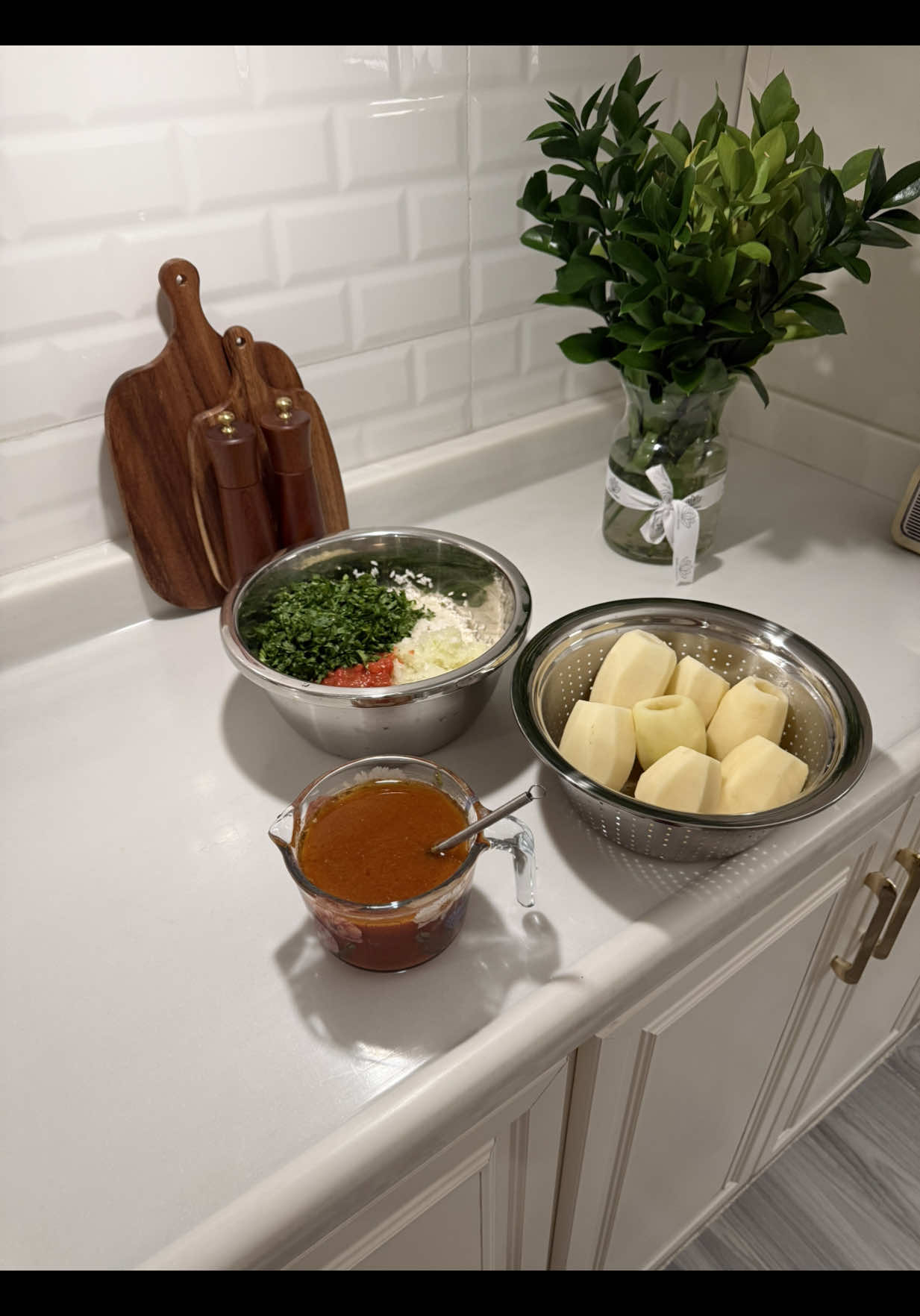 محشي بطاطس 🌿🥔 الطريقه : بطاطس وفرغته من الداخل ، رز مصري منقع حطيت معه بصل و3 حبات ثوم مفروم وطماطم مفروم ونص معجون طماطم وكزبره وبقدونس وعصرة حبه ليمون ، الصوص نص علبة زيت زيتون وحبه معجون طماطم ثنتين ليمون معصوره وحبتين مرقة ماجي ، البهارات ( بودرة البصل ، بودرة الثوم ، كمون وكزبرة وشمر ، وملح ) وكوبين ماء مغليه ونخلطها معها .. حشيت البطاطس بالحشوة ورصيته بالقدر وصبيت عليها الصوص لين تغطى البطاطس .. ع النار هادية 25 دقيقه بالضبط واقفل .. وبالعافيه عليكم ..