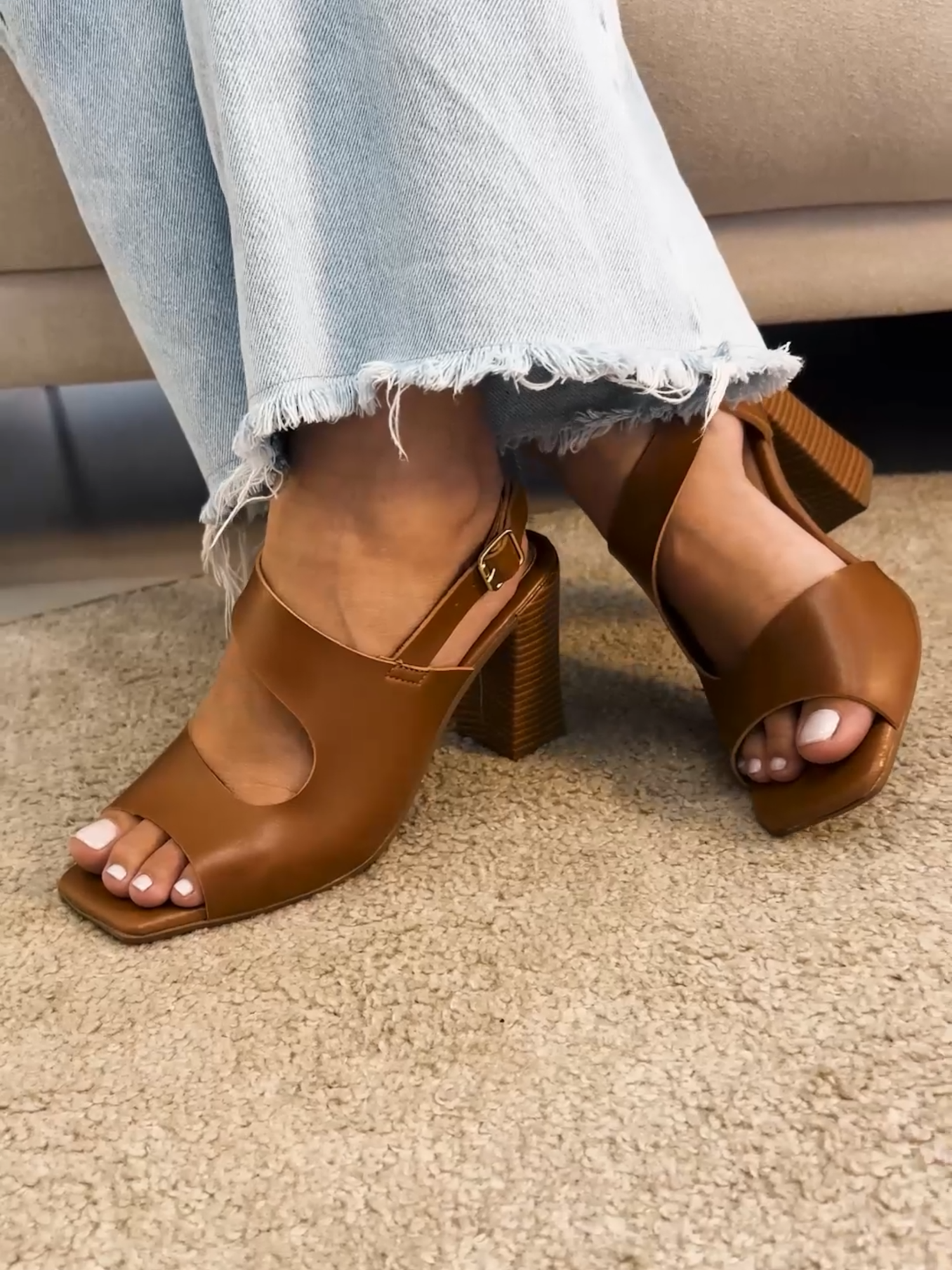 Lançamento da semana 👡✨ A sandália que une elegância e conforto! Com tiras largas, ajuste no tornozelo e salto bloco médio perfeito pra te acompanhar do look casual ao sofisticado. #Lumiss #Lançamento #Fashion #sandalia #achado