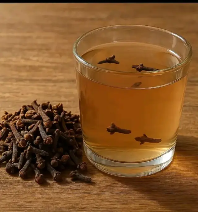 Clove Wrinkle Eraser Serum for glowing skin with no wrinkles 😍. The serum uses cloves (laung) rich in eugenol (an antioxidant and soothing compound) paired with hydrating ingredients like glycerin, aloe, and polyphenol-rich green tea for a lightweight formula. The recipe focuses on hydration, antioxidants, and barrier care for youthful-looking skin without harsh actives or complicated steps. Ingredients needed for ~60ml serum: - Whole cloves - 6 to 8 - Rose water - 100ml (infusion base)