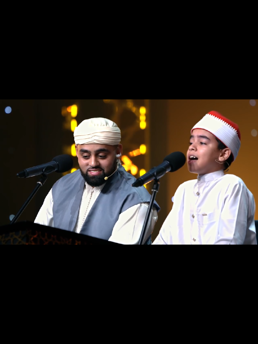 وزارة الأوقاف المصرية تُطلق أضخم برنامج لاكتشاف المواهب في تلاوة القرآن الكريم أطلقت وزارة الأوقاف المصرية بالتعاون مع الشركة المتحدة للخدمات الإعلامية برنامج «دولة التلاوة»، أكبر برنامج لاكتشاف المواهب في ترتيل وتجويد القرآن الكريم، والمقرر انطلاقه يوم الجمعة 14 نوفمبر الجاري. ويُعرض البرنامج عبر قنوات الحياة، وسي بي سي، والناس، ومصر قرآن كريم، ومنصة Watch It، في تمام الساعة التاسعة مساءً يومي الجمعة والسبت من كل أسبوع. ويأتي البرنامج في إطار التعاون المشترك بين وزارة الأوقاف المصرية والشركة المتحدة للخدمات الإعلامية، بهدف رفد دولة التلاوة المصرية بمواهب جديدة وأصوات متميزة من مختلف المحافظات، وتبلغ القيمة الإجمالية لجوائز البرنامج (3.5) مليون جنيه، يحصل الفائزان بالمركز الأول في فرعي الترتيل والتجويد على مليون جنيه لكل منهما، إلى جانب تسجيل المصحف الشريف كاملًا بصوتيهما وإذاعته على قناة مصر قرآن كريم، فضلًا عن تشرفهما بإمامة المصلين في صلاة التراويح بمسجد الإمام الحسين خلال شهر رمضان المقبل. وشهدت التصفيات التمهيدية للبرنامج إقبالًا كبيرًا، حيث تقدم أكثر من (14) ألف متسابق من مختلف محافظات الجمهورية، وتمت مراحل التصفية المتعددة حتى تم اختيار أفضل (32) موهبة للتنافس في الحلقات النهائية، تحت إشراف لجنة علمية متخصصة من وزارة الأوقاف المصرية برئاسة الأستاذ الدكتور أسامة الأزهري، وزير الأوقاف. وتضم لجنة التحكيم نخبة من القامات الدينية والعلمية في مصر والعالم الإسلامي، في مقدمتهم الشيخ حسن عبد النبي، وكيل لجنة مراجعة المصحف بالأزهر الشريف، والدكتور طه عبد الوهاب، خبير الأصوات والمقامات، إلى جانب الداعية الإسلامي مصطفى حسني، والقارئ الشيخ طه النعماني، كما يشارك في البرنامج عدد من ضيوف الشرف البارزين، من بينهم الأستاذ الدكتور أسامة الأزهري، وزير الأوقاف، والأستاذ الدكتور نظير محمد عياد، مفتي الديار المصرية، وفضيلة الدكتور علي جمعة، عضو هيئة كبار العلماء بالأزهر الشريف، إلى جانب كبار قُرّاء العالم الإسلامي، منهم: الشيخ أحمد نعينع، والشيخ عبد الفتاح الطاروطي، والشيخ جابر البغدادي، والقارئ البريطاني محمد أيوب عاصف، والقارئ المغربي عمر القزابري إمام مسجد الحسن الثاني. ويُعرض البرنامج من تقديم الإعلامية آية عبد الرحمن، ويُعد خطوة رائدة في دعم المواهب القرآنية، وإحياء فنون التلاوة المصرية الأصيلة، وتعزيز مكانة مصر الرائدة بوصفها منارة للقرآن الكريم والعلم الديني الوسطي الرشيد.