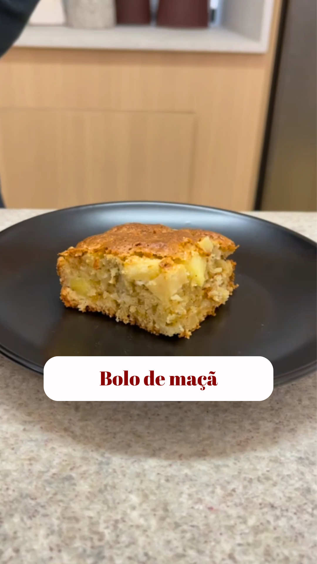 Bolo de maçã nutritivo e delicioso! 🍎✨ ✍️ Ingredientes: 1 1/2 xícara de farinha de trigo 1/2 xícara de farinha da amêndoa 1 xícara de açúcar demerara 2/3 xícara de óleo 3 ovos 1 colher de sopa de fermento em pó 1 colher de chá de canela em pó 3 maçãs ➡️ Modo de preparo no vídeo! 🍎 O diferencial dessa receita é o uso integral da maçã — inclusive a casca, que é rica em fibras, importantes para a saúde digestiva e para aumentar a saciedade. ✨ Aproveitar os alimentos por completo é uma forma prática de reduzir desperdícios, economizar e ainda adicionar mais nutrientes ao dia a dia. No Brasil, toneladas de alimentos são descartados todos os dias — pequenas escolhas na cozinha fazem muita diferença. 🌱 #themainingredient  #ingredienteprincipal #tiktokforgood #zerodesperdicio #aproveitamentointegral   