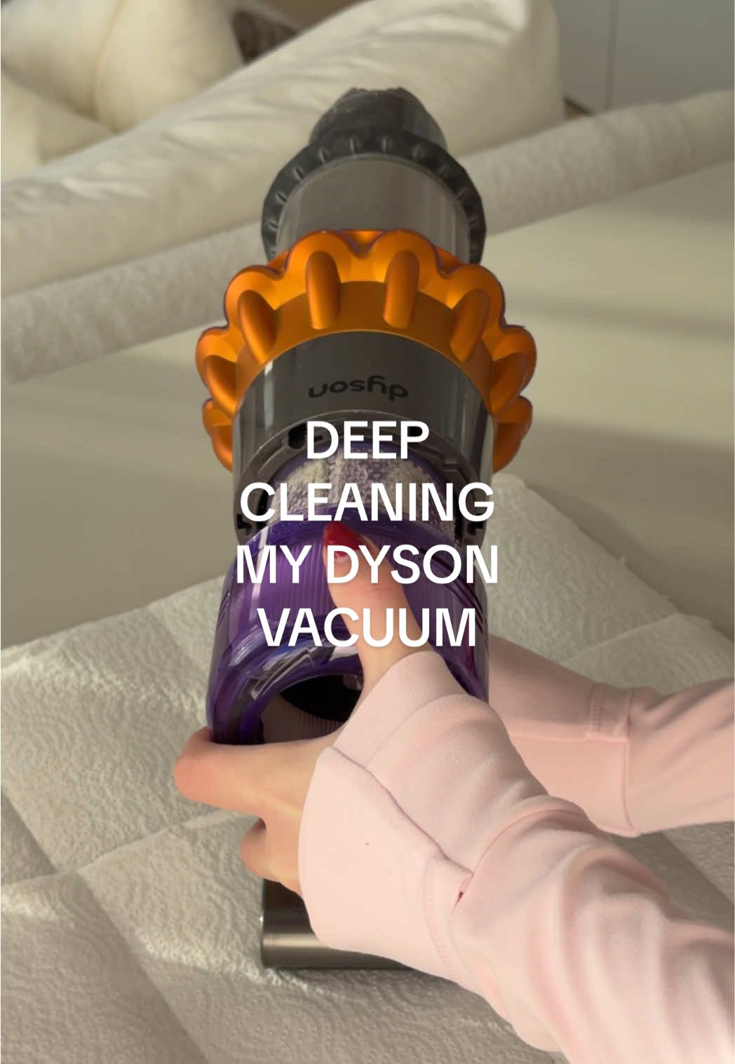 your reminder to deep clean your vacuum 🫣 nothing better than starting the month with fresh cleaning tools 🫶🏼🫧 #dyson #deepclean #CleanTok #cleaningtips #cleaningmotivaton 