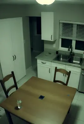 La nuit tombe, il laisse la caméra surveillance tourner.   Le matin, il regarde l’écran…   et la table se déplace toute seule.   Toi, tu crois que c’était un tremblement ?  .  Dit-moi en commentaire. 👇   . . #surveillance  #nuit  #CCTV #esprit #maisonhantée 