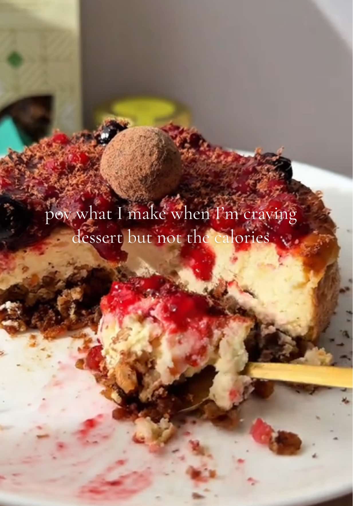 Granola, berry and dark chocolate cheesecake 🍫✨ Whole cheesecake: 420 kcal Protein: 33 g Carbs: 26g Fat: 18 g✨ think sweet crunch from the granola and creamy cheesecake  with a sweet and sour topping, heaven 😍✨ Ingredients 40 g (1/3 cup) granola  10 g (1 tbsp) peanut butter  1 tsp honey or sugar-free syrup Cheesecake layer: 	50 g (3tbsp) light cream cheese  	200g (3/4 cup) 0% Greek yoghurt  	15 g (1 tbsp) peanut butter   15 g (1 tbsp) sugar-free maple syrup/ honey 	1 egg   topping:  3 tbsp warm mixed berries  	1 dark chocolate truffle Instructions 	1.	Preheat oven/airfryer to 160 °C 	2.	Mix granola, peanut butter, and honey/syrup until combined. Press into the bottom of a lined 4-inch springform pan. 	3.	In a bowl, whisk cream cheese, yoghurt, honey, and egg until smooth. 	4.	Pour over the base and bake for 25–30 min, until edges are set but centre still slightly wobbly. 	5.	Cool completely, then chill at least 2 h (or overnight). #highprotein #mealprep #cheesecake #healthyeating #lowcalorie   