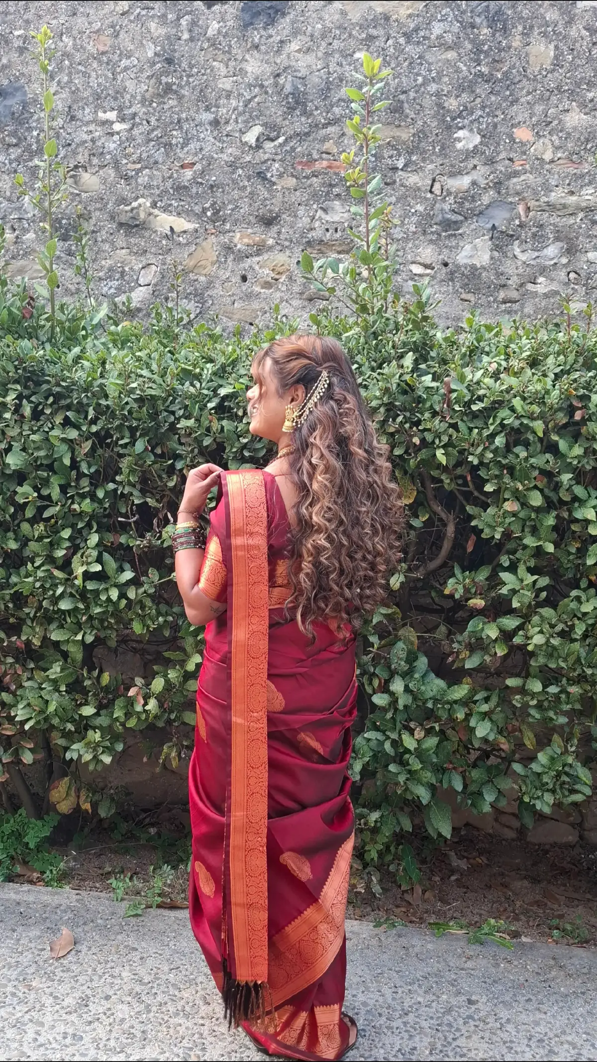 last wedding of the year 🤗 can yall invote to more weddings next year so i can dress up in a saree 💁🏽‍♀️ my wardrobe @brownmermaidslondon  jewellery @designerbanu  #destinationwedding #ethnicstyle #tamilwedding #sareedrapping #barcelona 