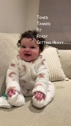 She’s getting heavy 🌝 #babywinnie #babies #funnybabyvideos 