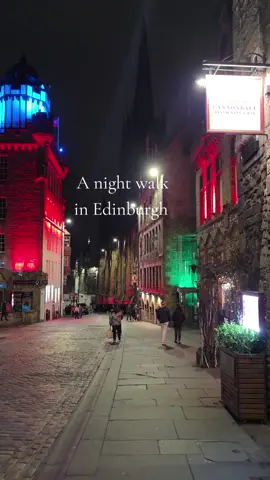 A night walk in the Royal Mile, Edinburgh. From castles to atmospheric alleys. #edinburghscotland #edinburgh #november #Scotland #gothic 