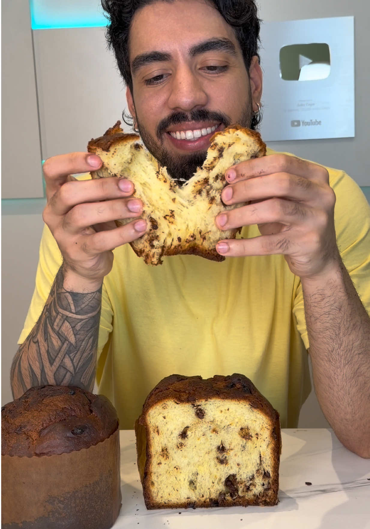 Essa é a receita de panetone que você precisava pra fazer aí na sua casa! Você pode economizar bastante fazendo um produto artesanal, mas o melhor mesmo é fazer para vender e ganhar dinheiro nesse fim de ano que se aproxima🤑 E quem vai te ajudar nas vendas é o @PagBank , com as ofertas de black friday que estão a todo vapor lá no site deles.💛 Tem maquininha, com até 90% de desconto, e as taxas que já eram uma das melhores do mercado, estão ainda menores 😱 Com modelos que estão custando a partir de R$15,00 a vista, ou 12x de R$1,25! Sem contar que a maquininha ainda pode sair de graça! 🫶🏼 Você recebe o dinheiro das vendas na hora, mesmo nos finais de semana e feriados! Não perde tempo e garanta logo uma maquininha e comece o seu negócio hoje mesmo.   Consulte mais informações no site/perfil do @PagBank. 👉🏼Ingredientes: Esponja: 90g Farinha de trigo (¾ de xícara) 90ml Água ​(​½ xícara) 10g Fermento biológico seco Recheio: 300g Chocolate ou frutas cristalizadas (hidratadas) Massa: Esponja 300g Farinha (2 e ½ xícaras) 05 gemas  100ml Suco Laranja Bahia (½ xícara) 100g Açúcar (½ xícara) 20g Leite em pó (2 colheres de sopa) 15g Mel ou Glucose (1 colher de sopa) 5g Sal (½ colher de chá) 100g Manteiga (½ xícara) 01 col sopa de extrato de baunilha raspas 01 laranja Bahia raspas 01 limão siciliano 10g essência de panetone (1 colher de sopa) #maquininha #PagBank #Panetone #Chocotone #Natal   *publi