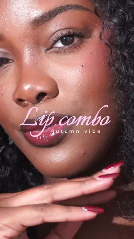 Glossy autumn lip combo 🍂🍒 Nouveau lip combo débloqué 🫦  J’ai utilisé un crayon marron de chez @NORMAL France , le deuxième crayon vient de chez @NYX COSMETICS FRANCE et la sérum lip gloss pépite vient de chez @IT Cosmetics  Vous en pensez quoi les filles ? 🤭 #lipcombo #fallmakeup #autumnlipcombo #autumnmakeup 