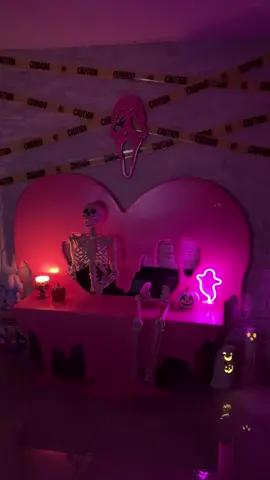 I had such a fun spooky season, taking down all of my decorations was so sad 😅😭 until next year! 🙏🏼 #bendrasunderland #kendrasunderland #librarygirl #halloween #decorations 