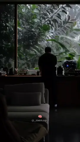 🔥 “Quanto mais o homem é bom, mais o mundo o testa — porque a bondade genuína incomoda quem vive de máscaras.” Ser bom não é ser fraco. É ter força pra continuar sendo luz mesmo quando o que vem de volta é escuridão. Um coração puro carrega cicatrizes, mas nunca perde o valor. 💬 Deixa um ❤️ se você já foi bom demais e se arrependeu — e segue @men.up pra mais reflexões que despertam. #reflexão #forçainterior #autoconhecimento