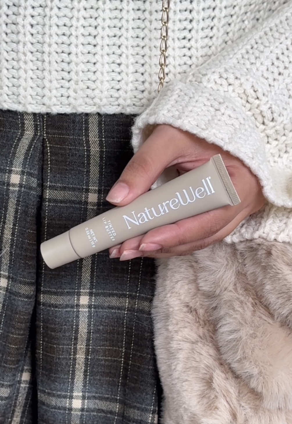 Fall fits + glossy lips 🍂 Obsessed with the @NatureWell Tinted Lip Butter in Vanilla Glaze 🕯️ It keeps my lips soft, hydrated, and perfectly glossy all season long 🤎 #naturewellbeautypartner 