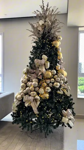 O passo a passo até ela ficar assim: dourada, elegante e pronta pra encantar ✨🎄 #natal #decoração #arvoredenatal #decor #homedecor 