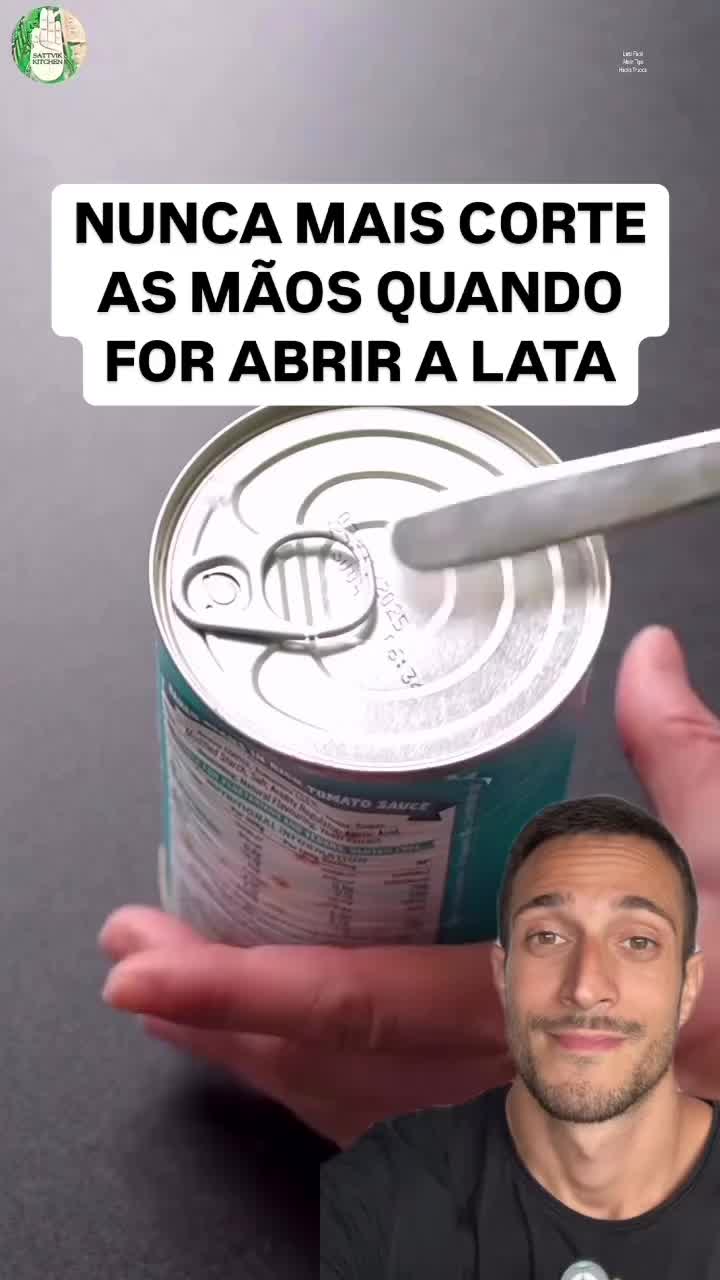 Nunca mais corte as mãos abrindo latas! 🥫😱 Usa o cabo de uma colher 🥄 como alavanca pra levantar a tampa, simples, rápido e sem risco de se cortar! 🙌🏼 Uma dica prática que salva tempo e evita acidentes na cozinha. 💡 💬 Já conhecia esse truque? ❤️ Curte e compartilha pra ajudar mais gente! 📲 E me segue pra mais dicas úteis de casa e cozinha! #DicasDeCasa #Utilidades #CozinhaPrática #TruquesDeCozinha