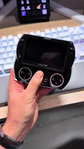 Por fin tengo la consola que me faltaba en la colección @PlayStation la #PspGo, una consola que dió que hablar (para bien y sobretodo para mal) pero que fue una muestra de músculo de Sony PlayStation al hacer la portátil más pequeña y con ese formato deslizable pero con la misma potencia que su hermana mayor. Y tú, ¿la tuviste o la quisiste?