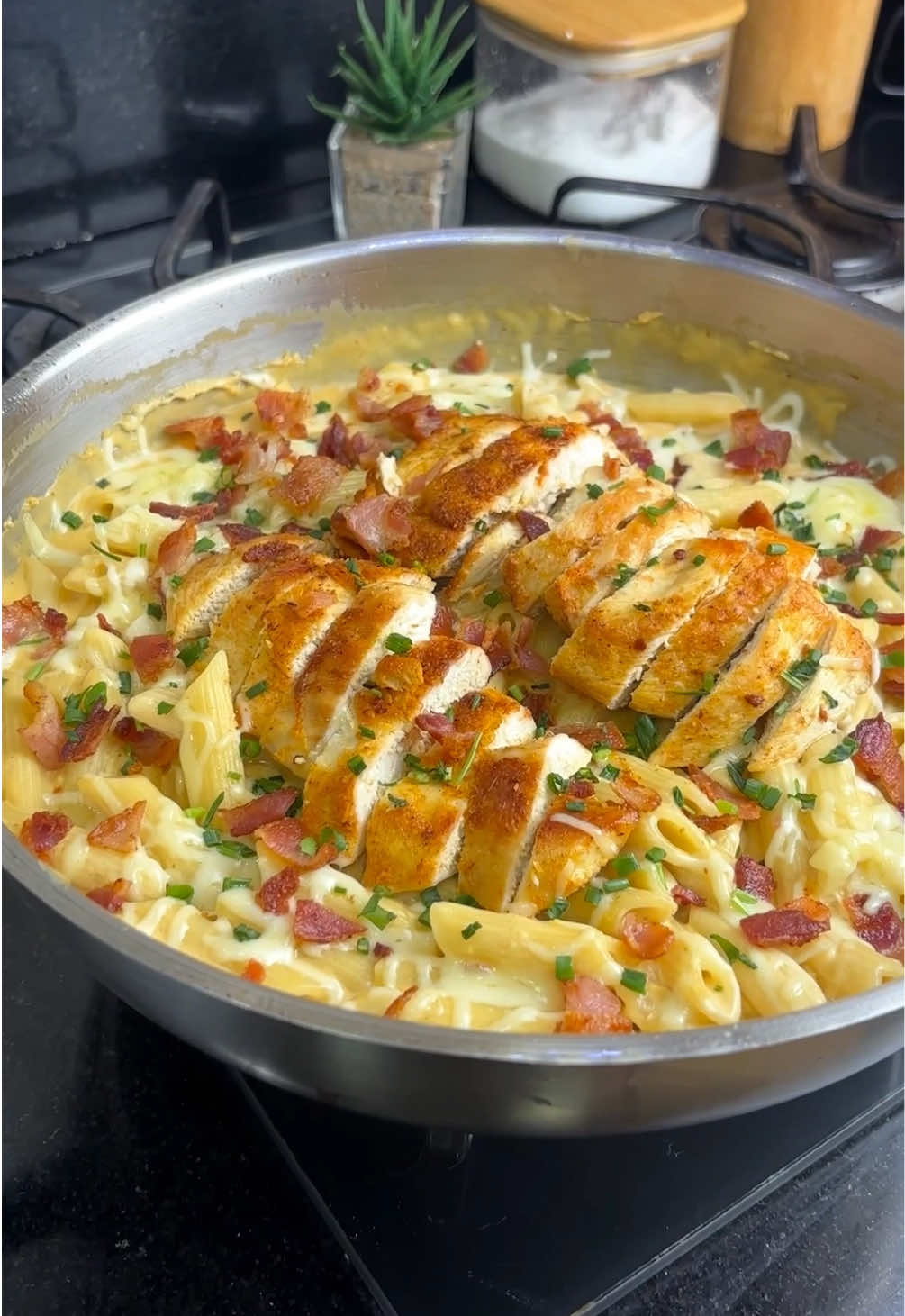 Chicken Mac ‘n’ Cheese 🤤 🥓 Ingredientes: 3+ fatias de bacon 2 filés de peito de frango 200g de penne 1 colher de manteiga 1/2 cebola 1 colher de farinha de trigo 250ml de leite 100g de creme de leite 1 concha da água do macarrão Queijo mussarela e gouda Requeijão sabor cheddar Sal, páprica defumada e cheiro verde #receitas #receitafacil #macarrao #macandcheese #jantar 