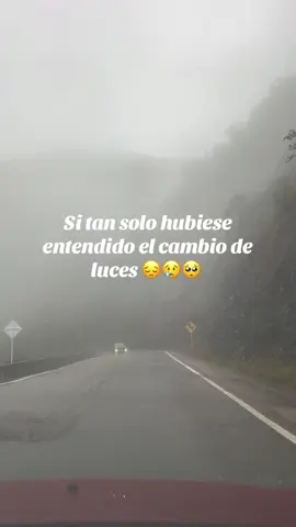En carretera hay que estar muy atentos a la señales…pero no sólo a las de tránsito, eso podría salvarte. 😢 Vía a Ocaña #sos #familia #peligro #luces 