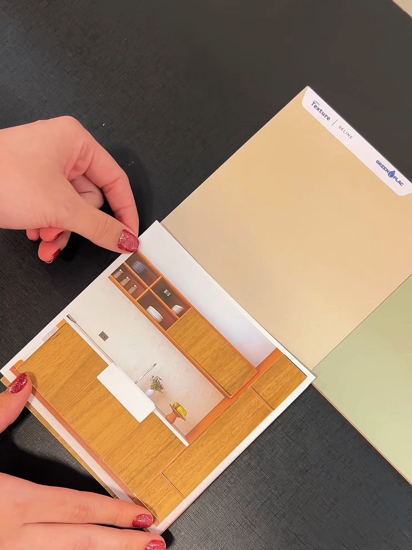 Já manda para o seu arquiteto ou marceneiro! 😉 Sabe quando você quer ter uma visão mais próxima das combinações de MDF do projeto? Fica a dica! 🤩 Esse tom amadeirado do vídeo é da Greenplac, super versátil e combina com tudo! (Disponível na Leo) 💚 #leomadeiras #greenplac #freijóamazonas #marcenaria