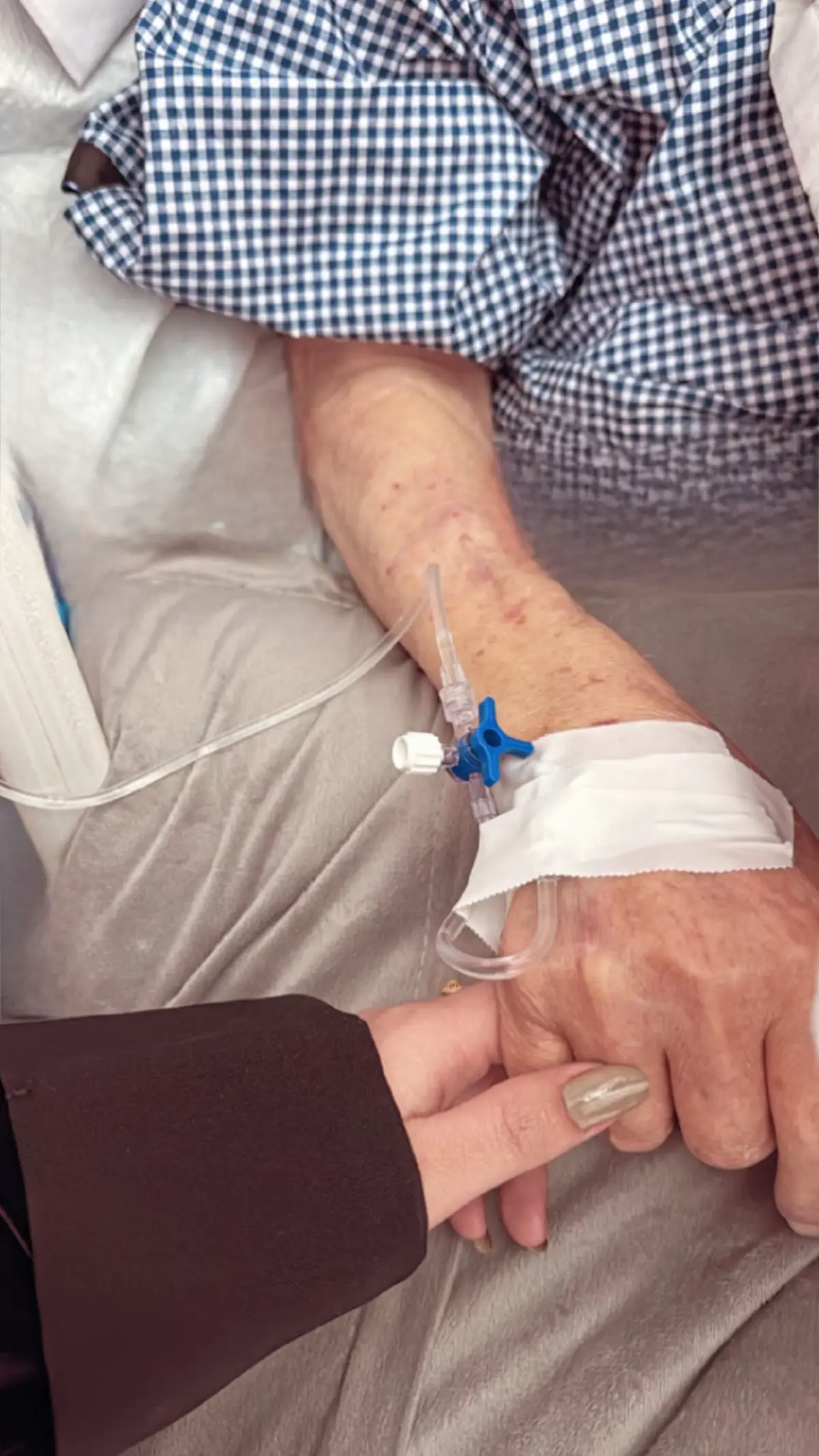 رحل أبي بعد رحلة طويلة مع المرض، رحل وهو يحمل في قلبه صبرًا لا يشبه صبر أحد، وكأن الدنيا أنهكت جسده لكنها لم تقدر يومًا على أن تُنقص من عظمته أو من نقاء روحه شيئًا. علّمني أبي أن القوة ليست بصوتٍ عالٍ ولا بكتفٍ مشدود، بل بقلبٍ يبتسم رغم الألم، ويتوكل على الله مهما اشتدت المحن. واليوم أفهم أكثر معنى أن تكون عظيمًا بصبرك، أن ترحل تاركًا في القلب ألف حكاية، وألف دعوة، وألف دمعة لا تجف. أبي… استودعتك الله الذي لا تضيع عنده الودائع، وأشهد أن فراقك وجعٌ لا يهدأ، وأن الدعاء لك حياة جديدة لي قبل أن يكون نورًا لك في قبرك. اللهم اجعل مرضه كفارةً ورفعةً، واجعل قبره روضة من رياض الجنة، واجمعني به في جناتك يا أرحم الراحمين😔 #أبي #دعواتكم_برحمه_لفقيدي 