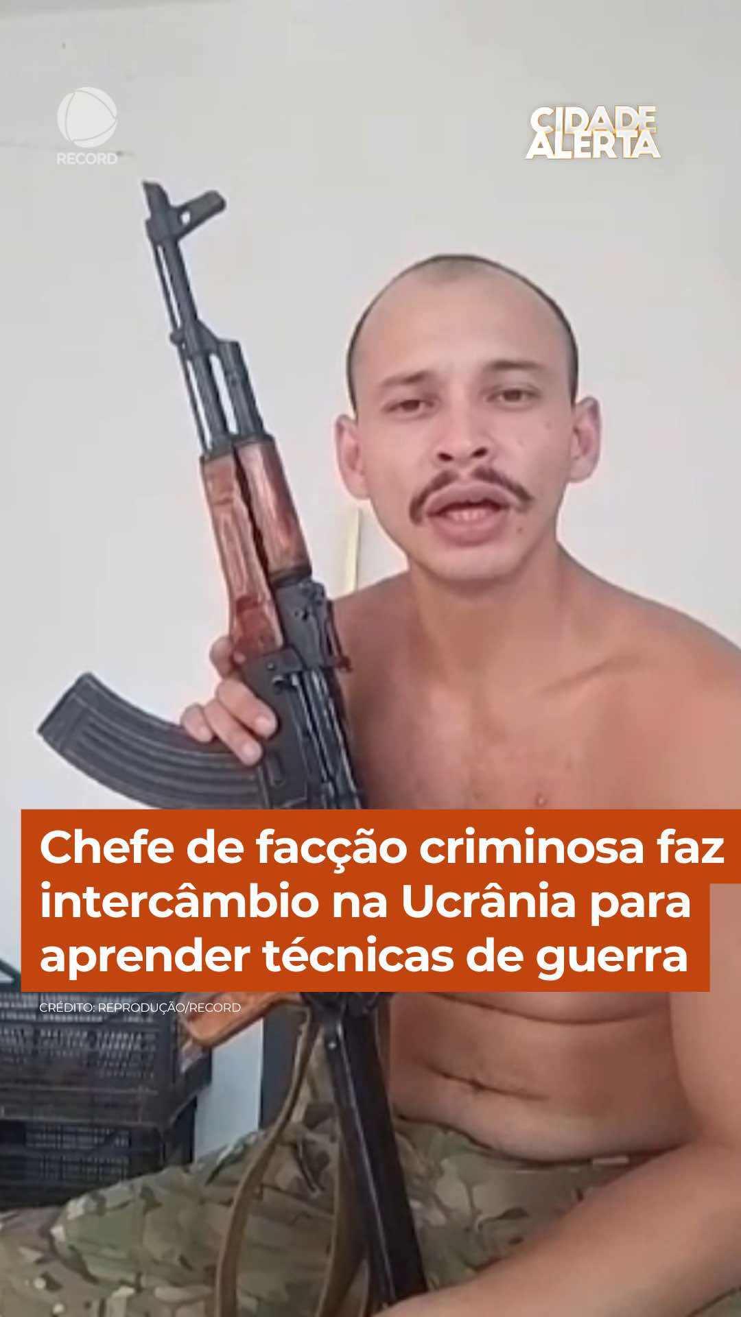 Philippe Marques Pinto, apontado como integrante do Comando Vermelho e natural do Rio de Janeiro, teria viajado à Ucrânia para aprender técnicas de combate e táticas de guerra com o objetivo de aplicar o conhecimento contra as forças de segurança do Rio. Ele participou de treinamentos com grupos paramilitares durante o conflito no Leste Europeu. Após retornar ao Brasil, foi localizado e preso. A polícia acredita que ele compartilhava o conteúdo aprendido com outros membros da facção. 👉 Veja essa e outras notícias do #CidadeAlerta em R7.com/cidadealerta