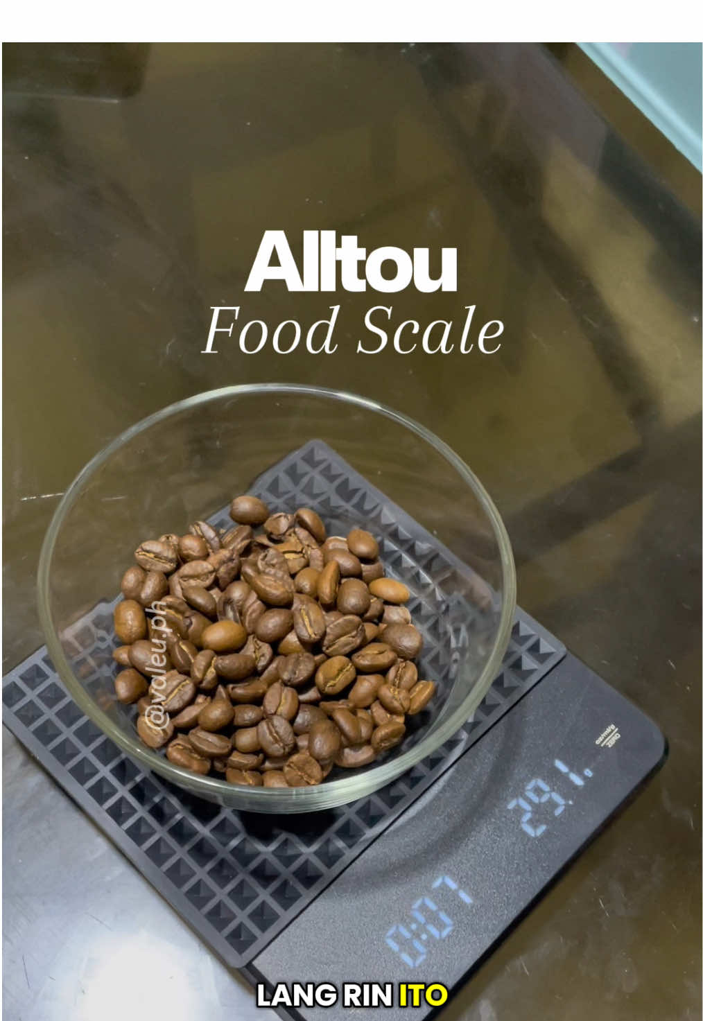 coffee lovers + meal prep girls, this is the scale that does both. 0.1g accuracy, timer, USB-C rechargeable, tare function tapos may rubber mat pa para stable sa table. premium features pero practical price. Click the yellow basket to order! #foodscale #coffeescale #digitalscale #caloriedeficit #coffee 