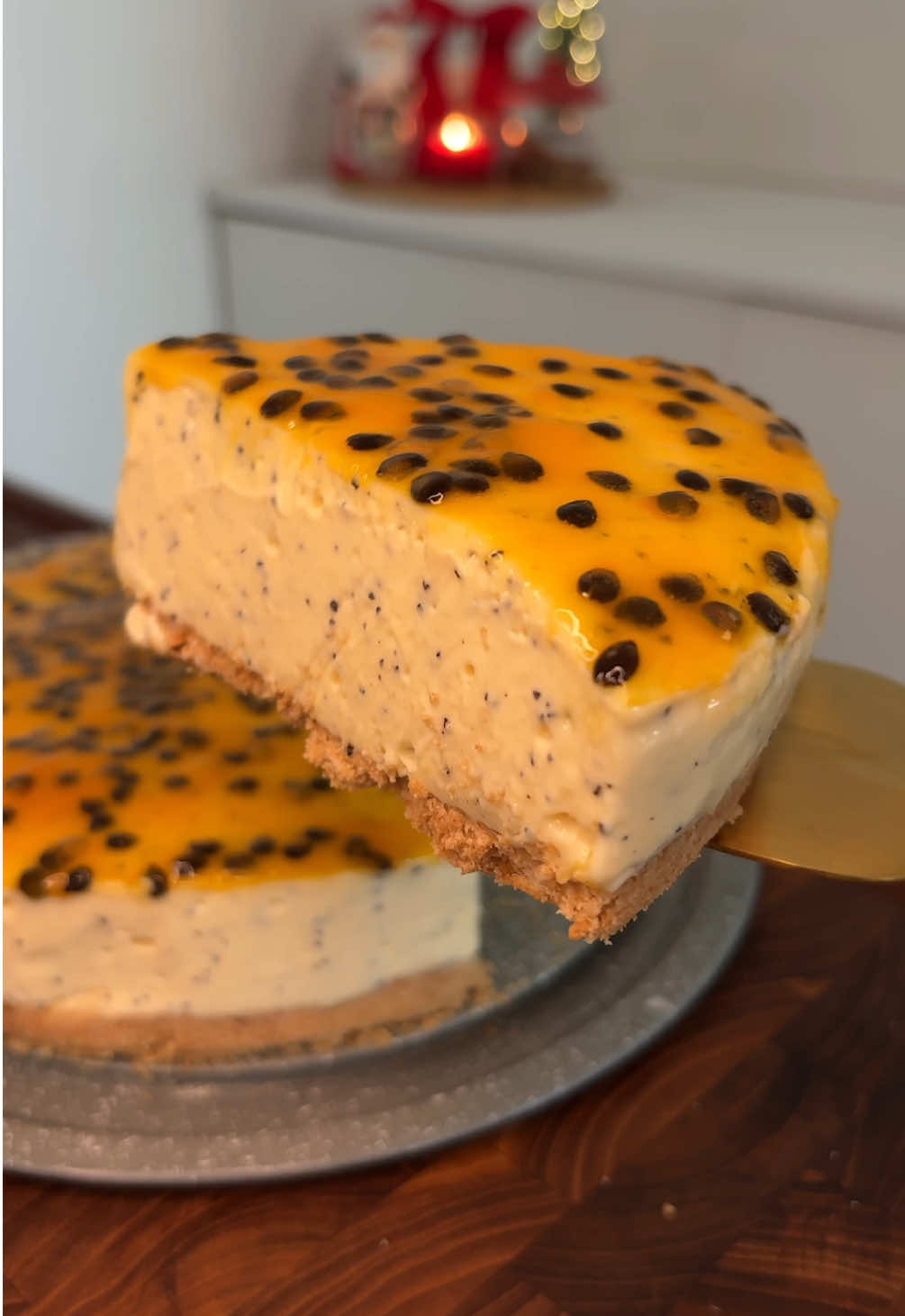 torta de maracujá 💛 simples, perfeita, a maioral das frutas Ingredientes: 2 cx de leite condensado  2 cx de creme de leite 4 colheres de leite em pó  1 limão inteiro espremido  1 maracujá inteiro  *bata tudo no liquidificador e vai ajustando o limão para dar consistência  Para a geleia: 2 maracujás pequenos  2 colheres de açúcar  *levar ao fogo baixo e ir mexendo até reduzir  #receita #natal #torta #fyp 