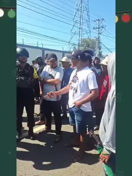 Situasi di Simpang Ai Jati, Poto Tano, Kabupaten Sumbawa memanas akibat eksekusi lahan yang menegangkan antara warga dengan aparat penegak hukum. Proses dialog sempat dilakukan antara perwakilan masyarakat dan pihak kepolisian, di mana warga dengan tegas meminta aparat segera mundur dan menghentikan eksekusi untuk menghindari jatuhnya korban jiwa. Warga menegaskan bahwa mereka bertahan karena merasa memiliki hak atas lahan tersebut, dan menilai proses hukum yang dijalankan belum mencerminkan keadilan yang sesungguhnya. Ketegangan di lokasi semakin meningkat setelah disebut-sebut ada warga yang nyaris kehilangan nyawa akibat benturan di lapangan. Peristiwa ini kembali menjadi sorotan publik dan menuai kontroversi luas. Banyak pihak menilai bahwa dalam kondisi seperti ini, penegakan hukum seharusnya dilakukan dengan hati nurani, dialog terbuka, dan rasa kemanusiaan, bukan dengan kekerasan atau tekanan fisik. Hukum yang adil adalah hukum yang melindungi, bukan melukai. 📢 Keadilan sejati bukan hanya tentang siapa yang menang di pengadilan, tetapi siapa yang benar di mata kebenaran dan kemanusiaan. #KontroversiAiJati #EksekusiLahanSumbawa #PotoTanoMemanas #RakyatPertahankanHak #DialogBukanBentrok