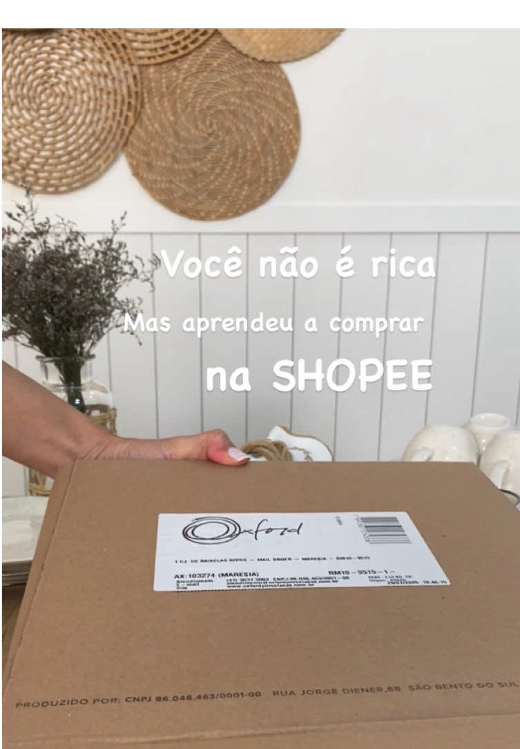E aí, na hora das refeições, você coloca as panelas direto na mesa ou prefere servir em recipientes lindos assim? 😍

Conta pra mim nos comentários! 👇

Antes eu colocava as panelas, mesmo... Mas agora, eu comprei na @shopee_br o conjunto de travessas e saladeiras Cha Ryo Maresia da Oxford, e não coloco mais.

  #AcheiNaShopee   #ShopeeCreator