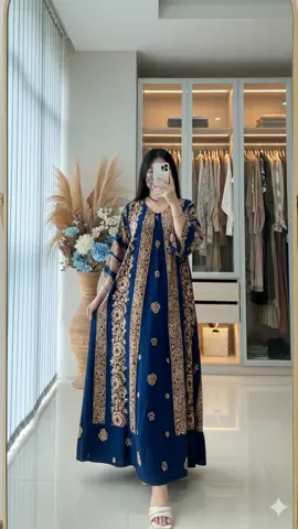 👑 Royal Look dalam Balutan Dress Rayon! 👑 Tampil anggun dan berkelas dengan Chika Dress! Perpaduan warna dasar gelap dan motif keemasan memberikan kesan royal yang kuat. Bahan Rayon Premiumnya yang sejuk sangat cocok untuk cuaca tropis. Tingkatkan koleksi home dress Anda sekarang! #wibgajian #promoguncang1111 #DressKekinian #DasterPremium #RoyalStyle 